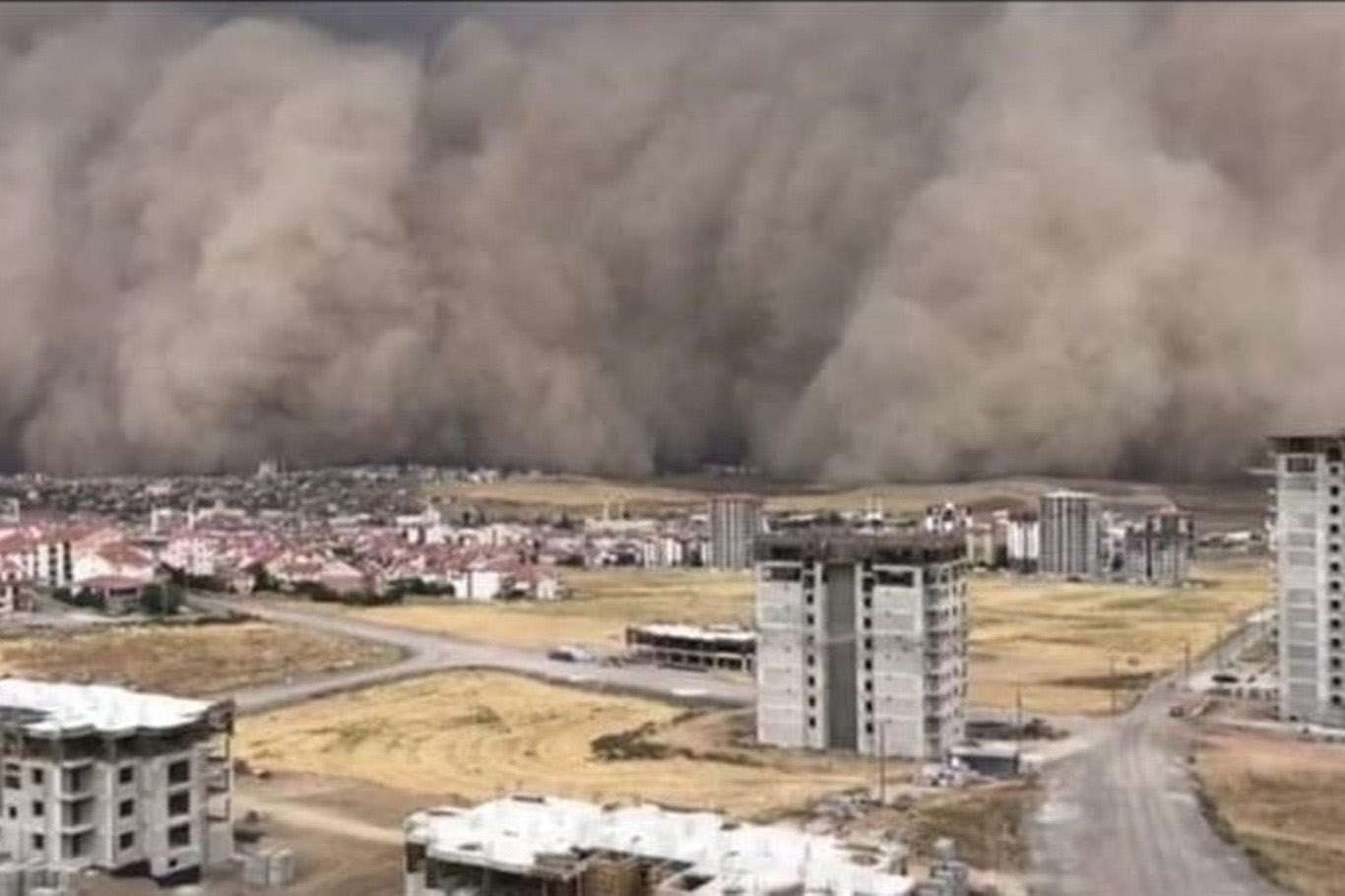 Ankara'da etkili olan kum fırtınası hayatı olumsuz etkiledi